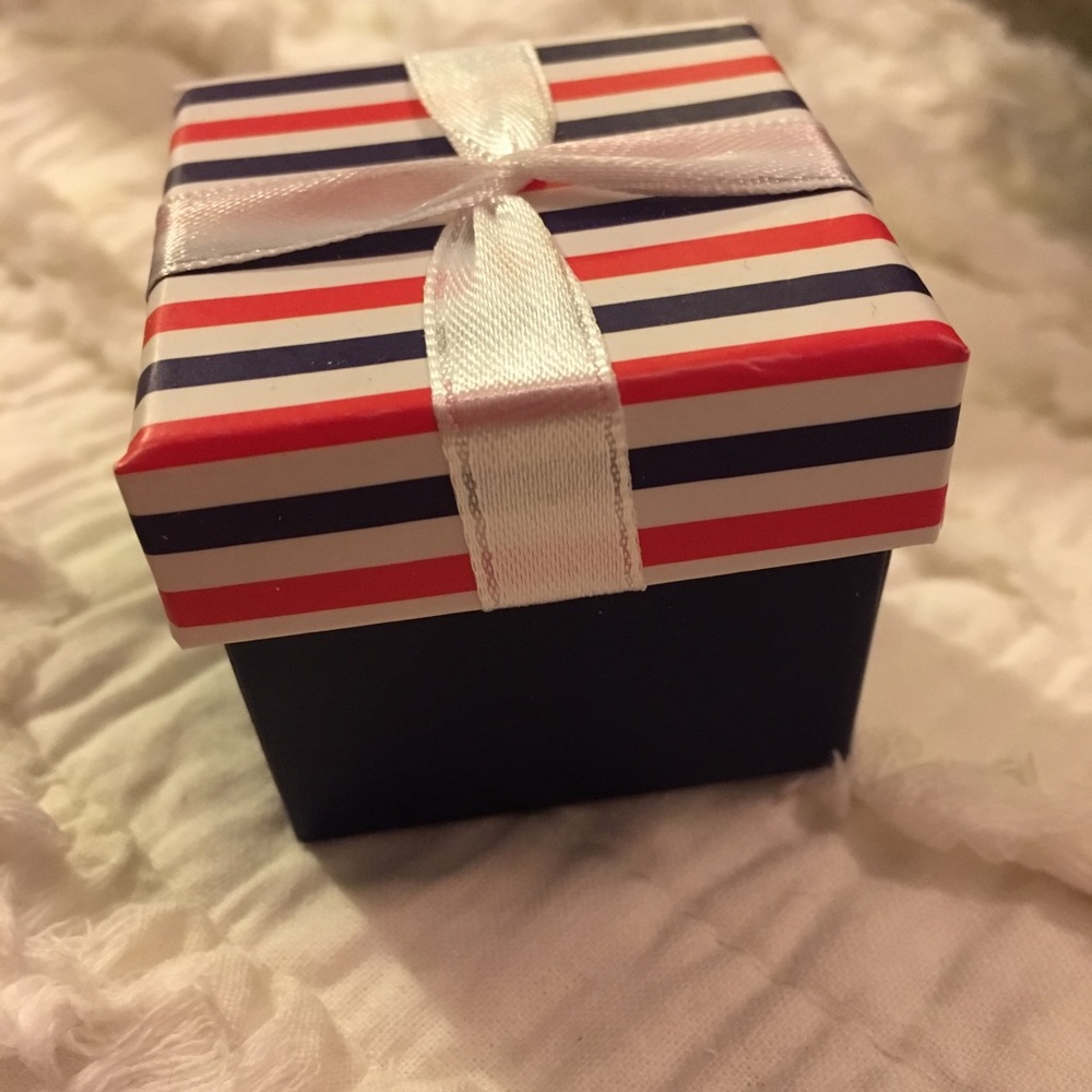 $8 SALE❤️NIB Avon Set of 3 mix & match earrings